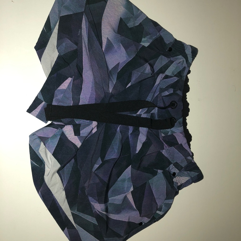 LULULEMON PURPLE GEOMETRIC PATTERN RUNNING SHORTS
